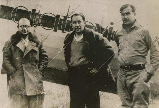 La primera «foto» del vuelo de Barberán y Collar, cruzado ya el Atlántico, con un oficial cubano